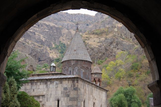 「コーカサス３国」は、カスピ海と黒海に挟まれた旧ソ連の国々です。<br />アゼルバイジャン共和国・ジョージア（グルジア）・アルメニアの３ヶ国を訪れました。<br />　１３回目は、アルメニア共和国の４回目（最終回）です。<br />首都エレヴァンの西にあるエチミアジン大聖堂を出て今度は東へ。<br />途中、巨大なナンに似たラバシュの昼食を食べました。女性たちがラバシュを作る様子を見てから出来立てをいただいたので、たいへんおもしろく、美味しかったです。<br />その後、ヘレニズム様式の太陽神殿・ガルニ神殿へ。<br />まだキリスト教が伝わっていない時期の寺院です。<br />アルメニアで訪れる最後の寺院は、山間（やまあい）にひっそりと建つゲガルド修道院です。岩山を彫って作られた建物が点在していて、中には清水が湧いています。<br />装飾の少ないアルメニアの寺院で、珍しく彫刻がたくさん彫り込まれている<br />見ごたえのある寺院でした。<br />見学を終えて、エレヴァンに戻ると、最後にカスケードに行きました。<br />カスケードは、丘の上の勝利公園と麓のフランス広場を繋ぐ巨大な階段です。<br />ソ連時代に作られたもので、階段の中には７本のエスカレーターがあります。<br />夜はライトアップされて、たいへん綺麗です。ホテルは、カスケードに近かったので、<br />歩いて帰り、一旦部屋で休憩してから日付が変わった頃に空港へ向かいました。<br />コーカサス３国周遊の旅も、これにて完了です。<br />