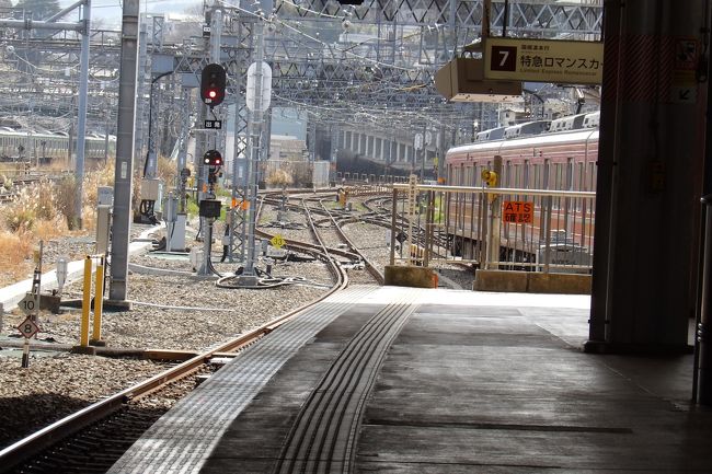 　箱根登山鉄道と小田急線は直通運転している。しかし、小田急小田原駅と箱根登山鉄道小田原駅はホームの番号が異なっている。それでいて、小田急小田原駅ホームから引き込み線が敷設されており、箱根登山鉄道小田原駅ホームを越えた辺りで箱根登山鉄道に入っている。<br />　箱根登山鉄道小田原駅ホームの11番線と小田急小田原駅ホームの7番線から箱根湯本行が出ているのであるから、疑問が沸き、電車で戻る車掌さんに聞いてみた。「直通運転している電車は特急電車がけであり、座席指定なので、お客様には乗り場を案内している。」なるほど。箱根登山鉄道小田原駅ホームの11番線を発着しているのは各駅停車だけなのだ。<br />（表紙写真は小田急小田原駅ホームの7番線から箱根登山鉄道への引き込み線）