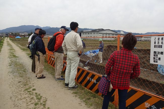 川原寺(跡)と飛鳥寺を見たので、残りの四天王寺を見に行く。<br /> といっても、飛鳥四天王寺は奈良遷都で移転し、跡しか残っていない。<br /> 寺として残っているのは、格下げされることに反抗して、移転をしぶった一部の僧たちが居残っていた飛鳥寺だけだ。<br /> 飛鳥寺(興福寺)の主流は、元興寺となって奈良に移転されている。