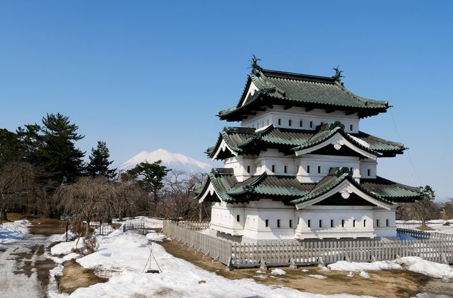 3月初旬の弘前城に向かう．まだ雪の中．天守閣には入れない．追手門，三の丸，杉の大橋，二の丸，下城橋，本丸，天守閣，北の郭跡，賀田橋，北門（亀甲門）と散歩する．天守閣は小ぶりだが美しい．櫓や門も含め重文が多い．残っているのがうれしいねえ．<br />北門を出て，石場家住宅の横を通る．冬で凍結防止のため弘前城公園の中のトイレは閉鎖．トイレに行きたくて，珈琲はなまるに入る．コーヒーはまあまあ．シフォンケーキはとてもおいしかった．<br />その後仲町伝統的建造物群保存地区に．旧伊東家と旧笹森家によって行く．中級武士の屋敷だ．比較的大きくて，典型的な日本家屋．清潔だよね．<br /><br />2008年9月に出張できた．その記録は<br />弘前出張旅行2-弘前<br />https://4travel.jp/travelogue/10278145<br />その際は弘前城と旧伊東家，旧梅田家を見学した