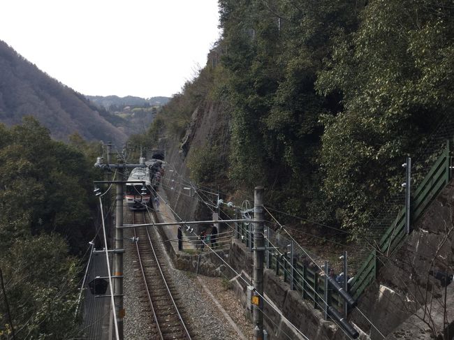 今日は鉄道の旅:西武線-山手線-新幹線-飯田線秘境駅号<br /><br />豊橋駅から飯田駅までの秘境駅号で、<br />長野県は21駅と少ないが秘境駅のほとんどは長野県でした。<br /><br />秘境駅(ほとんどが長野県)(秘境駅ランキング)<br />こわだ駅 12:26-12:41 (#3)<br />なかいさむらい駅 12:52-13:02 (#13)<br />いなこざわ駅 13:07-13:17 (#79)<br />してぐり駅 14:00-14:15 (#16)<br />たもと駅 14:26-14:43 (#6)<br />きんの駅 15:00-15:06 (#7)<br />ちよ駅 15:08-15:14 (#25)<br /><br />因みに1位は室蘭本線の小幌駅、2位は大井川鐵道の尾盛駅、<br />9位が宗谷本線の糠南駅だそうです。<br /><br />中井侍駅は切り立った斜面にある。<br />伊那小沢駅はトンネル間にあり複線ですれ違えるようになっている。<br />為栗駅は平岡ダムにより秘境駅になった。<br />田本駅はトンネルに挟まれた断崖絶壁にある。<br />金野駅は駅名板の金の文字をなでると金運が上がるので人気となっている。<br />千代駅は駅名板の千の文字に触れると寿命が延びると言われている。<br /><br />