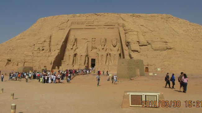 世界遺産：古代遺跡のエジプト観光へと旅立ちます。１２年前に計画したのですが、エジプト国内の争乱（？）が起きて中止しました。そして念願のチャンス到来です。「成田」17:30分発。現地までは２回の乗り継ぎ。「カイロ」12:00着・「アスワン」着は13:30.飛行時間は合計で約１７時間です。乗り継ぎの待ち時間等を加算すると２４時間を越えます（ご予算を少々お安く見積もりました）。直行便だと大分に短いでしょう。時差は約７時間。時計は合わせたのだけれどカメラの日時設定を忘れました。後で気が付いたけれど、直すと、その後の日時がおかしくなるので、写真は全部が日本時間になりました。Ｐart 1 は「成田」から「アスワン」までの「エテｲハド航空」の記録になります。<br />（成田からエジプトのカイロまで、直行便なら１４時間前後で行けます）<br /><br />表紙の写真は 世界遺産「アブ・シンベル神殿（大神殿）」<br />