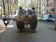 バルセロナを歩く (2.8) 「ボテロのネコ」は大きすぎて、背中にのぼれない。ボテロの作品です。
