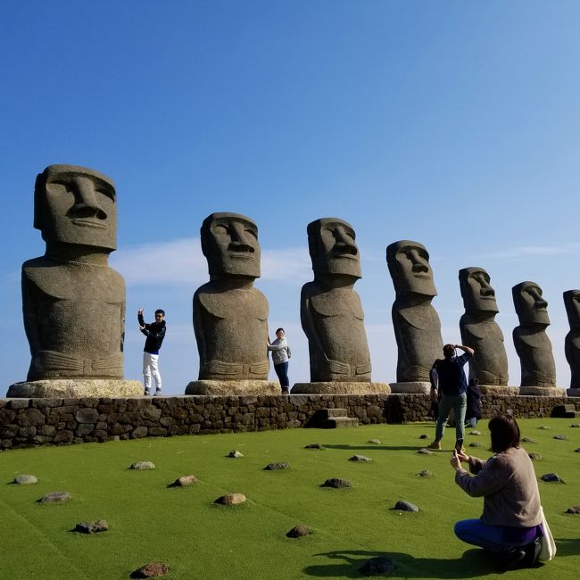 JALのマイルを特典航空券に換えて、早春の宮崎県へ行ってきました。<br /><br />春と言うよりも、景色は夏。<br />着ている人の服装と、木々の緑や咲く花々がマッチしていなくて不思議な感じでした。<br /><br />日帰り旅です。<br /><br />- メモ -<br />今回の旅費:11,800円(土産代含まず)一人につき
