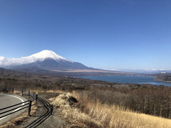長い冬も終わりに近づき、ツーリングの虫が騒いできた2月下旬の富士山の日、富士山にご挨拶に行ってきました。<br />ついでに「ゆるキャン△」の聖地巡礼を少し。<br />1日目は行き慣れた「道志みち」、「本栖湖」近辺からちょっと身延町まで。<br />2日目は朝霧高原のスカイグラウンドでドローンの飛行と富士山の空撮をして来ました。