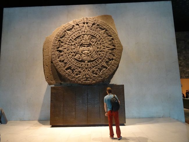 国立人類学博物館の2つ目<br />ここではオアハカ、アステカ文明を中心に紹介します。<br /><br /><br />そもそも中央アメリカの主な文明は<br />・定住農村村落の成立（紀元前2000年以後）<br />・オルメカ文明（メキシコ湾岸；紀元前1250頃-紀元前後）<br />・テオティワカン文明（メキシコ中央高原；紀元前後-7世紀頃）<br />・マヤ文明（メキシコ南東部、ユカタン半島、グアテマラなど；紀元前3世紀-16世紀）<br />・トルテカ文明（メキシコ中央高原；7世紀頃-12世紀頃）<br />・サポテカ文明（メキシコ・オアハカ地方；紀元前10世紀-16世紀）<br />と分類されており、アステカ文明はオアハカ地方とともにサポテカ文明に属するという説もあるようです。<br /><br />これら全部合わせて「メソアメリカ文明」といって、子供のころ習ったエジプト、メソポタミア、インダス、黄河の世界4大文明から5大文明として認知されつつある。<br /><br />ここでは「ネタ」をモリモリにしたいので、アステカは別の文明として考えます。