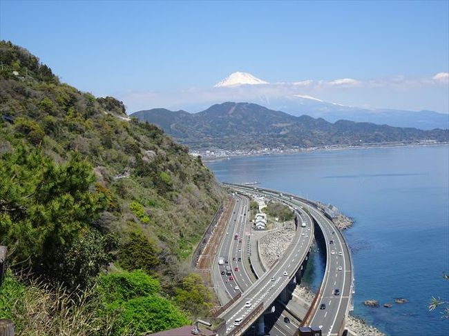 興津駅から薩埵峠を経由して由井駅まで歩きました。案内板を見ながら散歩をしただけの話ですが、薩埵峠は江戸時代から絶景で知られ歌川広重も絵を描いた場所なので、参考までに旅行記にしてみました。とりあえず、行く前に自分が参考にしたサイトを２つ紹介します。<br /><br />※参考サイト１：興津駅から由比駅までのハイキングコースマップ<br />http://www.city.shizuoka.jp/000690160.pdf<br /><br />※参考サイト２：ライブカメラ<br />http://mtfuji-live.jp/<br />