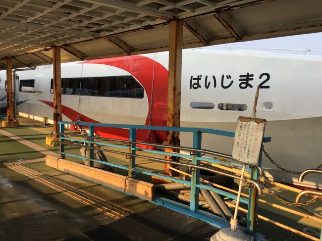 石垣島2日目です。<br />今日は今回の目的の一つである波照間島への日帰りです。<br />やっぱり一日では物足りなさが残りましたが、とても素晴らしい景観を見る事が出来ました。<br />でもここでもちょっとした手痛いハプニングが発生。<br />いったい今回はどうなっているのやら。トホホ。