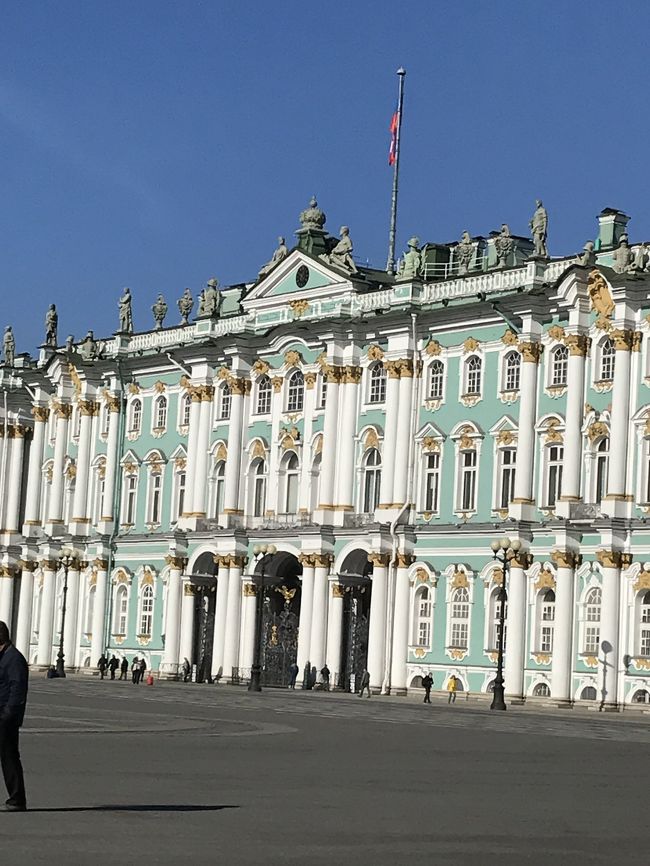 阪急交通社の日本航空ビジネスクラス利用 本場の芸術鑑賞とロシア四つの美術館巡り7日間の旅に晴れ男の夫と2人で旅行して来ました。<br />ロシアは360日中300日はお天気が崩れるとの事でしたが、旅行中傘をさす必要もありませんでした。