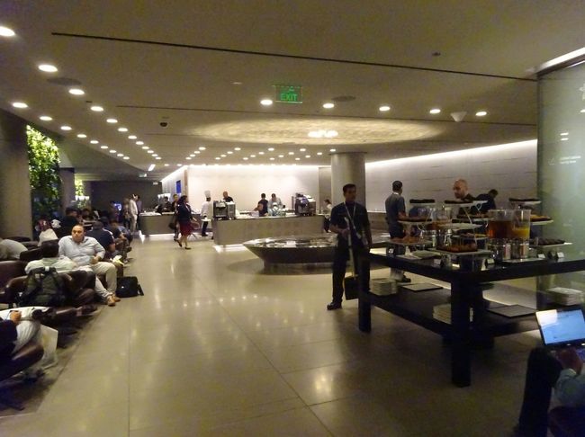 訪問時期:2017/11<br />国:カタール<br />空港:ドーハ・ハマド国際空港<br />ラウンジ名:Business Class Lounge<br />入場方法:プライオリティパス対応のラウンジからバウチャー貰う。<br />場所:AL MAHA TRANSIT LOUNGE向かい(直接は行けない)<br />ざくっと感想:行く予定のラウンジからここに回されたが、入場が大変だったので、室内が暑かったの記憶しかない