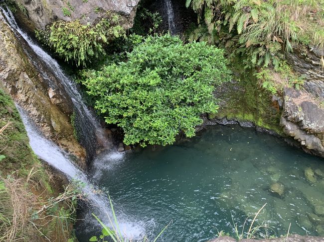 天気がもったので温泉に向かいました。数年前訪れた礁渓の裸風呂。と、その前に近くにある猴洞坑瀑布(滝)をトレッキング。現地到着後はあいにくの雨でした。<br />市政府BTから大都会客運バスで頭城まで、そこから滝まで30分弱。その後礁渓のバスターミナルまで雨の中歩いて移動。温泉でまったりして帰宅です。