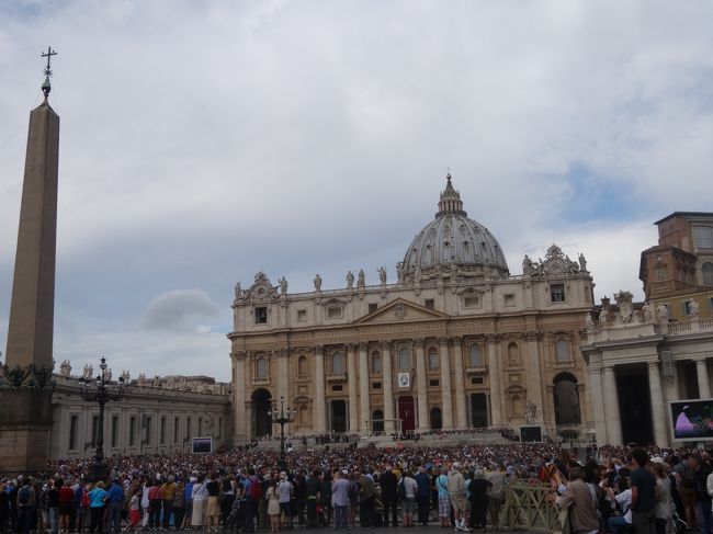 バチカン市国はローマのど真ん中。<br />ローマの遺跡とセットで見学。<br /><br />行った日にたまたまローマ法王のパレードが開催されていた。<br />生でローマ法王を見てしまった。<br /><br />パレード後はサン・ピエトロ大聖堂の博物館などを見学。<br />