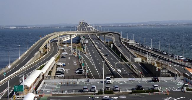 旅の帰路は、バスを利用して木更津から東京湾アクアライン経由で川崎まで行き、JR川崎→新横浜/ひかり→名古屋/しらさぎと乗り継ぎ、回り道して帰宅しました。<br />東京湾アクアラインは東京湾を横断する全長約15キロの一般有料道路。<br />道路は全体の3分の2の神奈川県川崎側が海底トンネル、3分の1の千葉県木更津側は橋梁の道路で、海底 トンネルと橋梁の接合部にまるで船のように海の上に浮かんでいるのが”海ほたるPA”です。食事休憩と買い物が目的で寄り道をしました。<br />海ほたるPAが出来た当初、旅行社が盛んに海ほたる開通を謳って旅行参加者を募っていましたが行く機会が無く（20数年越し？）初めての海ほたるで残った時間を有意義に使い4日間旅を締めくくりました(^^<br /><br />今回の旅は〈１日目〉成田新勝寺〈２日目〉香取神宮・佐原観光〈3日目〉安房郡鋸南町・鋸山〈4日目〉館山・崖観音を周遊し帰り道に海ほたるに寄りました。しかし正直なところ、房総半島を横断する小湊鉄道線・いすみ鉄道や、銚子電鉄にも乗って観光もしたいと思い計画を練ってみましたが、4日間の日程で公共交通機関だけでは電車バス共に本数が少ないうえ乗り継ぎが難しく断念しました。是非ともまたいつか千葉に足を踏み入れ今回行けなかった場所に行ってみたいと思っています。<br />