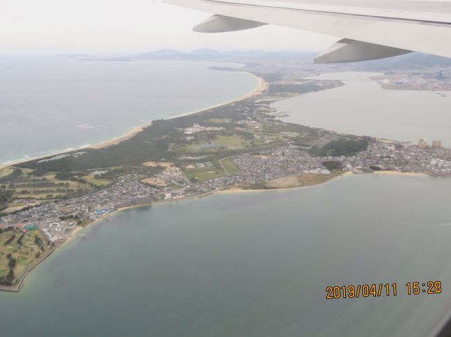 4月11日、午後3時ころに搭乗機は関門海峡上空にかかり、福岡県の海岸沿いを飛行し、海の中道付近より左折して博多湾上空を飛行して福岡空港の南より着陸態勢に入り午後3時半に到着しました。　ここでは刻一刻着陸までの写真撮影をした結果を掲載します。<br /><br /><br /><br />＊写真は海の中道付近の風景