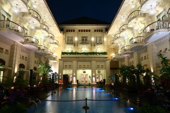旧正月休暇はインドネシアに行きました。<br />ジョグジャカルタには1918年に建てられた<br />というクラッシックホテルに滞在しました。<br />とても素敵なホテルでしたので、<br />備忘録として旅行記に残したいと思います。<br /><br /><br />★★　旧正月インドネシアフライトスケジュール　2/2～2/10　★★<br />2/2　CX793　香港00:50　→　ジャカルタ04:35　<br />2/4　GA210　ジャカルタ13:00　→　ジョグジャカルタ14:20<br />2/8　GA213　ジョグジャカルタ16:20　→　ジャカルタ17:40<br />2/10　CX792　ジャカルタ5:45　→　香港11:40<br /><br /><br />★★　旧正月インドネシア旅行記前半　2/2～2/10　★★<br />01★キャセイ利用　香港からジャカルタへ<br />https://4travel.jp/travelogue/11456849<br />02★ジャカルタ到着！タクシーでホテルに移動　午前はホテルでまったり　午後はアフタヌーンティー　～Best Western Mannga Dua・Fountain Lounge@Grand Hyatt Jakarta～<br />https://4travel.jp/travelogue/11457054<br />03★モナスまでお散歩　夜はカルフール周辺ぶらぶら　～Cafe Betawi・Monas・Carrefour・baskin robbins・Madame Wang～<br />https://4travel.jp/travelogue/11458906<br />04★旧市街コタ地区再訪　180年の歴史のコロニアル様式建築カフェでまったり　～Cafe Batavia～<br />https://4travel.jp/travelogue/11459291<br />05★列車に乗って　ローカルビーチに行ってみよう　～Pantai Anchol・Sari Ratu～<br />https://4travel.jp/travelogue/11459737<br />06★国内線で移動するよ！スカルノハッタ空港第三ターミナル国内線エリアへ<br />https://4travel.jp/travelogue/11459854<br />07★ガルーダインドネシア国内線利用　ジャカルタからジョグジャカルタへ　そしてタクシーでホテルまで　～The Phoenix Hotel Yogyakarta～<br />https://4travel.jp/travelogue/11460270<br />08★GONG XI FA CAI！あちこち歩いて除夕（旧暦大晦日）気分に浸ってみた　～Madam Tan Indonesian Food・Jalan Malioboro・Malioboro Mall・Kampung Ketandan・Pasar Beringharjo・Galeria Mall・The Phoenix Hotel Yogyakarta～<br />https://4travel.jp/travelogue/11462328<br />09★水の王宮へ　～Taman Sari～<br />https://4travel.jp/travelogue/11463202<br />10★Gong Xi Fa Cai！モールは獅子舞で賑やか！夜はマリオボロ通りをぶらぶら　～Plaza Ambarrukmo・Fish &amp; Co.・Carrefour・Madam Tan Indonesian Food・Jl. Malioboro・Pasar Sore Mariobolo～<br />https://4travel.jp/travelogue/11463729<br />11★18年ぶりのボロブドゥール　～Borobudur～<br />https://4travel.jp/travelogue/11465315<br />12★おいしいチョコケーキ　そして　夜は宮廷料理　～The Harvest・Bale Raos・Jl. Malioboro～<br />https://4travel.jp/travelogue/11465820<br />13★王宮でガムランの演奏とジャワ建築を楽しむ　～Kraton～<br />https://4travel.jp/travelogue/11465994<br />14★午後はのんびり　お部屋移動とプール　～Plaza Ambarrukmo・Solaria・The Phoenix Hotel Yogyakarta・Madam Tan Indonesian Food～<br />https://4travel.jp/travelogue/11466234<br />15★おすすめクラシックホテル　～The Phoenix Hotel Yogyakarta～<br />https://4travel.jp/travelogue/11480853<br />16★空港に行く前にビーチへ！　～Pantai Parangtritis～<br />https://4travel.jp/travelogue/11481160<br />17★ガルーダインドネシア国内線利用　ジョグジャカルタからジャカルタへ　～Solaria～<br />https://4travel.jp/travelogue/11481434<br />18★空港からホテルへ　～Mercure Jakarta Kota・jonisteak～<br />https://4travel.jp/travelogue/11481715<br />19★透明度の高い海に白い砂！ジャカルタから簡単に行けちゃう！超おすすめのプロウスリブ　～セパ島～<br />https://4travel.jp/travelogue/11483694<br />20★キャセイ利用　ジャカルタから香港へ<br />https://4travel.jp/travelogue/11483713