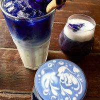 『ブルーホエールカフェ』の青いコーヒーと『ティップ・サマイ』のパッタイ...だよ。（バンコク／タイランド）
