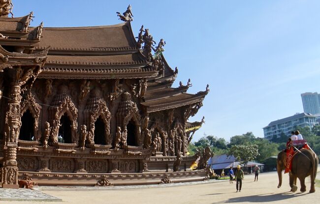 タイのバンコク、しかも、「あの」パタヤビーチに、タイの「サグラダファミリア教会」と呼ばれている建造物があるんです。<br /><br />その名も「サンクチュアリ・オブ・トゥルース」。タイ語ではプラーサ・サタン......<br /><br />1981年より、既に40年近く....全然、完成しないんです....って！<br /><br />タイの大富豪の個人財産によって投資されいるそーなんで、私有物です。一体誰よ！？<br /><br />17世紀から続くタイの建築様式を、後世に残す目的の為、建設が始まったんだそう～<br /><br />最初は、あんまり期待していなかったんですが.......行ってびっくり、見てびっくり...<br /><br />あまりに、芸術的、素晴らしすぎて、仰け反りました..<br /><br />そんなお寺（仏教）芸術の真髄（写真）をご紹介。<br /><br /><br /><br />■サンクチュアリー・オブ・トゥルース(The Sanctuary of Truth)<br />所在地：206/２ Moo.5 Naklua, Banglamuang Pattaya<br />営業時間：8:00～18:00／定休日なし　4時間半の制限時間あり<br />URL：http://www.sanctuaryoftruth.com/