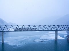 吹雪の中の五十里湖と湯西川温泉かまくら祭