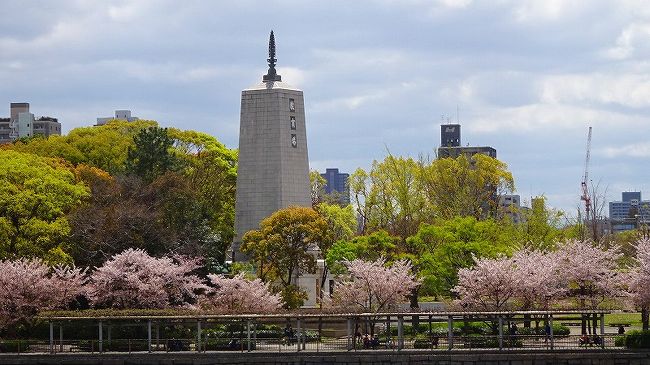 中巻からの続きです。<br /><br />写真は、外堀の桜並木と教育塔の風景です。<br />