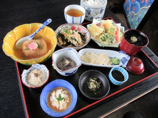 5泊6日で巡った桜の京都旅行<br />四日目 4/1(月)の第2弾です。<br /><br />見頃の桜は期待できそうにない「原谷苑」に行くことを断念し、午前中「わら天神」「平野神社」「北野天満宮」と巡って来ました。<br />その後、以前から気になっていた北野天満宮前の行列のできる豆腐料理のお店「とようけ茶屋」で早めのランチです。<br />ディナーは古代の宮廷料理「天平の宴」を予約してあるので、午後からは「奈良パークホテル」に向かいます。<br /><br /><br /><br /><br />