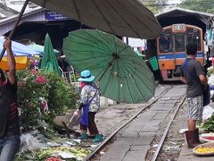 バンコク穴場ローカル紀行 マハチャイの線路市場&シーフード　
