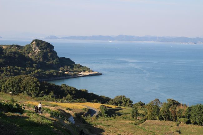 豊かな島と書いて豊島、この島を囲む瀬戸内の海は良き漁場であり、島の中央部にそびえる檀山の裾には清水が湧き、この水によって段々畑は実り、また壇山の裾では良質な石材が産出される。豊島は、古来から豊かな自然が満ちた島でした。<br />豊島、ここは小豆島土庄の西に小豊島を挟んで連なる島であり、香川県小豆郡土庄町に属します。島の周囲は14.4km、現在の人口は約800人、高齢化率は50％、ただ3組の移住者同士の結婚があり、このところ若い世帯が増えています。島は古くから家浦、硯、唐櫃浜、唐櫃岡、甲生の5つの地区からなっています。<br />島の人々は漁業に加え、壇山からの豊かなに水よる段々畑での稲作や畑作、更には酪農、そして採石業など、小さな島にも関わらず多様な産業で生計を立てることができました、これが豊かな島、豊島たる所以ではないでしょうか。<br />そんな豊島も、戦後の近代化の波の中、過疎化が進み、平成の頃には古来より伝承されてきた棚田も長らく放置された状態が続きました。また、1980年代には大規模な産業廃棄物不法投棄があり、これによって産廃の島、豊島に対する負のイメージが決定づけられることになってしまいました。<br />しかし、ある時に転機が訪れました。瀬戸内国際芸術祭の開催です。この芸術祭の開催によって、豊島に対する見方も大きく転換することとなりました。芸術祭の開催によってアートの島としての知名度も飛躍的に高まり、国内のみならず、世界中にその名が広まっていきました。これによって、島を訪れる人々が増え、島の人びとの意識もだんだんと変わっていきました。島に元気が取り戻されてきたのです。何よりも島の若い人たちの意識が大きく変わっていような気がします。今は棚田も見事に復活し、豊かな恵みが再び島の人々にもたらされています。<br />そんな美しく、豊かな島、豊島、島の爽やかな風を感じつつ、ゆっくりとアートを巡る島散歩を楽しんでみたいと思います。<br />