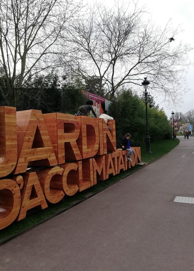 パリから近く、子供を喜ばせると同時に大人も楽しめるところはこのJardin d&#39;Acclimatation。地下鉄で行けます。