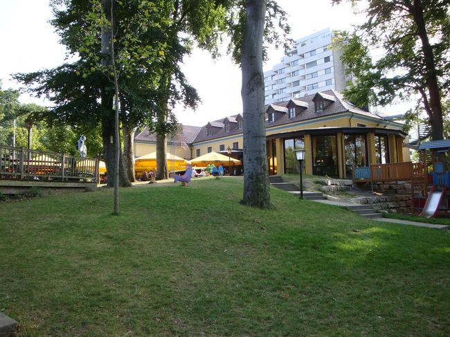 2008年バイロイト音楽祭最終日『パルジファル』を観た翌日、ホテルを撤収しての移動日。一気にオーストリア・アルプスまでドライブするのは強行軍と考え、途中アウトバーンを降りてノイ・ウルムのドナウ河沿いの“Barfüßer”というミニ醸造所に併設しているホテルに泊まった。Barfüßerは直訳すれば裸足の人だが、フランシスコ会修道士をそう呼ぶのである。<br /><br />もちろん醸造所がら供される出来立てのビールをぐびぐびするためだ。Barfüßerは各地に展開していて、かつてはニュルンベルクでも呑んだことがあった。<br /><br />さて、バイロイトからアウトバーンを走らせること４時間ほど。昼過ぎには到着してホテルにチェックイン。バイロイトの日本料理店で作ってもらった弁当を広げ、ブロンドと呼ばれるヘレスビアをもらい部屋で昼食を済ませた。<br /><br />昼食後はノイ・ウルム(バイエルン州)からドナウ河を越えてウルム(バーデン＝ヴュルテンベルク州)散策。162mと、教会堂建築としては世界一の高さを誇るウルム大聖堂(Ulmer Münster)をぐるりと周り、その後はドナウ川沿いにある漁師の一角や肉屋の塔を眺め、ドナウ河畔をBarfüßerに戻り、しばしの昼寝を。<br /><br />夕方、空腹と喉が渇いたところで階下に広がるビアガルテンで夕食。呑んだのは昼食と同じブロンドとシュヴァルツと呼ばれるデュンケル……どちらも無濾過で爽やかにうまいので、思わずぐびぐび。食事に注文したのはレバーケーゼだったが、あまりにも分厚いのが３枚もきて、１枚半でギブアップしたのはしかたがない。<br /><br />翌朝は爽やかに目覚め、朝食後は再び車を運転して第２の目的地に向かったのである。<br /><br />Barfüßerのホームページ<br />↓<br />https://www.barfuesser-brauhaus.de/neuulm/__Neu-Ulm.html
