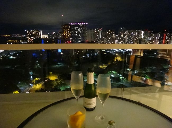夫婦二人でハワイに行きました。<br />ハワイのホテルでは、ラナイを重視。<br />ラナイで気持ちよくプハーしたいので、ラナイの広そうなホテルを選びました。<br />1か所目は山側の夜景が見たくてアラモアナホテル<br />2か所目はオーシャンフロントに泊まりたくてアロヒラニホテル<br />3か所目のホテルは広々した部屋が良くてトランプホテル。<br /><br />ハワイ4日目は、ロイヤル・ハワイアンのサーフラナイで朝食、<br />ビーチを少し散歩<br />ホテルに戻って着替えて、ワイキキビーチへ<br /><br />⑧は4日目後半、トランプホテルのプールでちょっと遊んで<br />部屋で休憩してDFSへ<br />そしてトランプホテルに入っているBLTステーキでディナー。<br />夫婦でポーターハウスステーキに挑戦です。