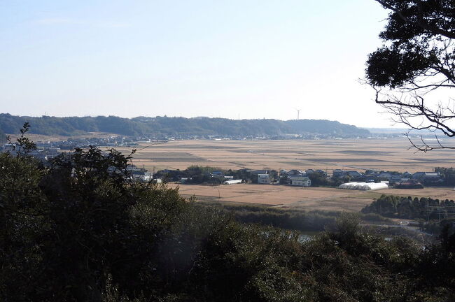 「夏目の堰」でバードウォッチングを楽しんだ後、「東庄県民の森」でもバードウォッチングを楽しむ予定でしたが、野鳥があまり見られなかったので、県民の森の散策を楽しみました。<br /><br />表紙写真は、東庄県民の森の高台から見下ろした東庄の田園風景です。<br />