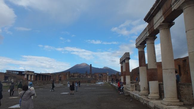 イタリア周遊10日間のツアーに参加して、イタリア各地をまわってきました。<br />見どころが盛りだくさんで、大忙しの旅でした。<br /><br />効率や気楽さなどを優先して、ツアーに決めましたが、次は個人でじっくりまわりたいです。実現するかしら。<br /><br />ナポリに宿泊して、6日目は南イタリアのポンペイとアマルフィ、7日目はカプリ島に行きました。どこもなんて素敵な響きでしょう。<br /><br /><br />