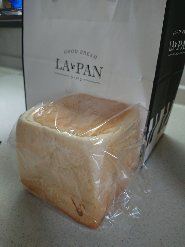 近頃テレビの情報番組やネットの情報で良く目にする高級生食パン屋さん<br />専門店が都内にも沢山あって、食パンを買うのにすごい行列のお店があるし、カフェを併設していたりして、話題になっています<br />美味しいもの・行列と聞くと好奇心が刺激されて、行ってみたくなります<br />平日の休みがたまたま入ったので、これは行ってみよう!と言うことでJR中央線武蔵境駅の高級生食パン屋さんとカフェ、ラーメン屋さんへと美味しい探しに行きました