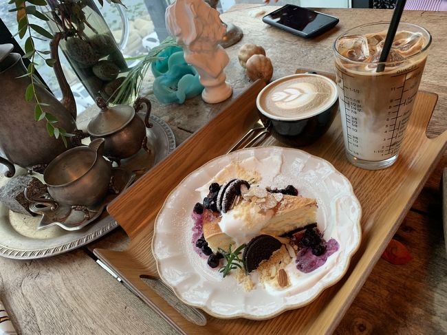 初釜山女子旅で食べまくり!<br />何を食べても美味しかった~!<br />大満足の3泊4日!<br /><br />2日目<br />済州家でアワビ粥<br />甘川文化村<br />海雲台のイハンジョンカンジャンケジャンでランチ<br />海東龍宮寺<br />rooftop cafe<br />新世界スパランド<br />西面ぶらり<br />ケミチプでナッチポックン