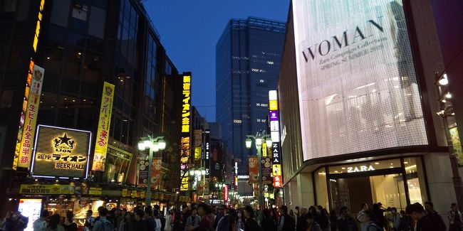 夜の新宿。<br />このところ新宿に彼女がいるので、来る機会が増えてきた。<br />この日は夜遅く新宿に到着。<br />歌舞伎町の「中華食堂一番館」に入る。<br />ここは激安の店として知られる。<br /><br />麻婆豆腐と唐揚げを注文しビールとハイボール、酎ハイを飲む。<br />全体的にリーズナブルだが、特にハイボールと酎ハイは100円と驚きのコスパ。<br />夜遅かったので軽く済ませてホテルに戻った。<br />明け方に飲み屋の彼女から電話で起こされて店へ。<br />そこで1時間弱だけ飲んでホテルに戻った。<br />中途半端に寝たので目がさえてしまい、朝食を食べに出ることにした。<br /><br />以前から気になっていた焼きそば専門店「かぶきち」<br />24時間営業だし、ここなら早朝からビールを飲んでも許されるだろう。<br />カウンターに座り生ビールを飲みながら、焼きそばの小を注文する。<br />焼きそばはさほど味も濃くなくて中々美味。<br />表面はカリッと中はジューシーだ。<br /><br />ホテルに戻り少し仮眠。<br />そのあとは花園神社へ。<br />満開に近い桜を見物し御朱印を頂く。<br /><br />夕方になり一杯やりに出る。<br />待ち合わせ時間まで少しあるので、いきつけの立飲み「春田屋」へ。<br />ここで煮込み豆腐を食べながらビールと緑茶ハイを飲む。<br /><br />そして待ち合わせの新宿三丁目の名店「水炊き　ふく将」へ。<br />雰囲気の良い店内で彼女を待つ。<br />この時間も至福だ。<br />料理は水炊きはもちろん、前菜盛や地鶏の炭火焼きなど美味しいものが揃う。<br />絶品の料理に彼女も大喜び。<br />やはり美味しいものを食べると誰しも気分が良くなるものだ。<br />