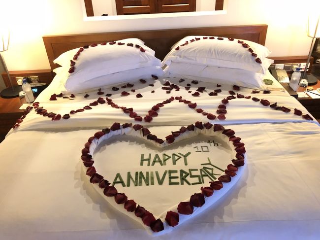 結婚10周年記念でハネムーンでも行ったモルディブ旅行を決行！！8歳＆5歳の息子達を連れて行くのにすごく不安でしたが、飛行機対策、病気対策、安全対策、などなどノートを作りのぞみました。結果、子連れには最高のリゾートだったこと&amp;飛行機対策がかなり効き快適でリピートしたい思い出となりました。それらの細かい事を細かに分けて記録したいと思います！！どなたかのお役に立てれば嬉しく思います(^ ^)<br />