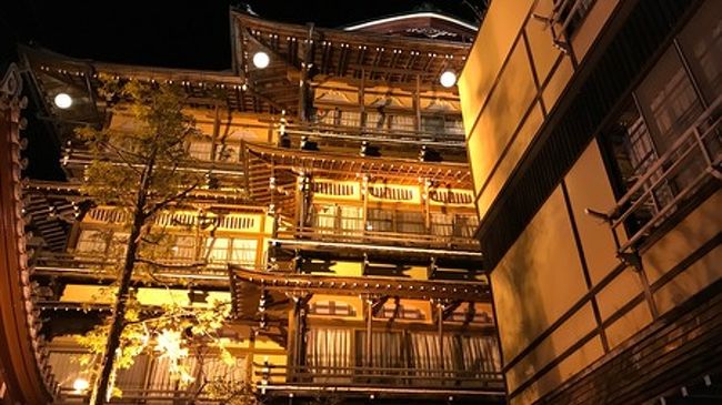 誕生日に旅行をプレゼントしてもらいました。<br />群馬~長野方面です。<br /><br />誕生日旅行 その1 群馬でタンメンリベンジ<br />https://4travel.jp/travelogue/11478901<br /><br />誕生日旅行 その2 上田で美味だれ焼き鳥リベンジ<br />https://4travel.jp/travelogue/11481151<br /><br />誕生日旅行 その3 制覇!渋温泉九湯めぐり<br />https://4travel.jp/travelogue/11481730<br /><br />ここ金具屋は、歴史の宿という名前がついていて<br />昭和初期に建てられた二つの建物が<br />国の有形文化財に指定されています。<br />毎日夕方5時半から、その文化財を巡るツアーが<br />開かれていて、宿泊者は建物内を移動しながら<br />説明を聞けるという興味深い催しです。<br /><br />金具屋さんは外観も素晴らしいのですが<br />それだけでなく玄関を一歩入るだけで<br />その内装の素晴らしさが感じられます。<br />ここで写真を載せるのはごく一部となりますが<br />ご紹介しますね。