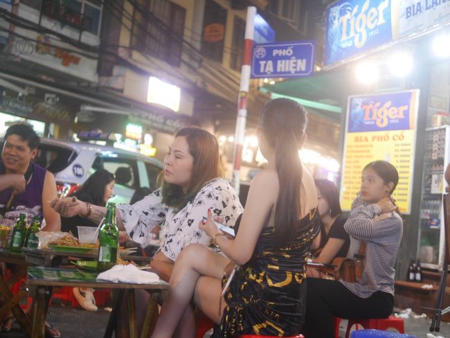Ta Hien 通りは、ハノイ旧市街の飲み屋街です。<br />でも、歌舞伎町のようなお色気は、ベトベト国の首都のハノイにはありません。<br />ベトベト国の首都、おひざ元で、歌舞伎町のような歓楽街は、ダメダメなのです。<br /><br />健全な青空飲み屋街なのです。<br />(+_+)huhuhu<br /><br />でも、お色気は、無きにしも非ず。<br />ビール娘やタバコ売りのミニスカボディコンガールたちです。<br />わーぉ、の、うっふんベトベト娘がたくさんいます。<br /><br />これには政府も目をつむっています。。。<br /><br /><br />ハノイに初めて来たのは1996年ですが、初めてタヒエン通りでちゃんと飲んだのは、2002です。<br />その頃から、この界隈の、栄枯盛衰を見てきました。<br /><br />