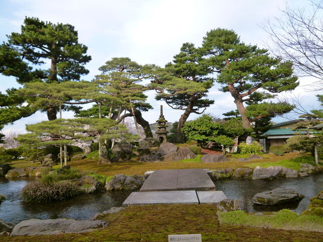 兼六園・永平寺・東尋坊バスツアー一泊二日 with 台湾の友人夫婦 2019/04/12-13 ①<br /><br />台湾の友人と一緒に。クラブツーリズムの「北陸名所めぐり日本三名園「兼六園」と永平寺・東尋坊」に参加しました。バスの旅で、一泊二日朝食付きで一人17,900円でした。集合場所の新宿に8：00に集合し、初日の目的地の兼六園に途中トイレ休憩を入れながらのバス旅です。初日は、確か東京都⇒埼玉県⇒群馬県⇒長野県⇒新潟県⇒富山県⇒石川県を走ったと思われます。この旅は、二日目の朝食を除き、食事の時間は設けられていないので、各自、弁当を申し込むか休憩したところで、食べるか購入することとになります。我々は、横川で我々夫婦用に釜飯を、友人夫婦はパンを買ってバスの中で食べました。バスは長旅でしたが、車窓からの風景は、山々には残雪が残っており、飽きささずにバス旅を楽しむことが出来ました。<br /><br />バスツアーの最初のの観光は兼六園です。兼六園には、四十数年前に一二度来たことがありました。その時は冬場でしたので「唐崎松の雪吊」を見たように思いましたが、残念ながら今回はもうありませんでした。その代わりと言ってはなんですが、綺麗な桜を見ることが出来ました。<br />ここの観光時間は一時間でしたので、兼六園観光は45分くらいにして、後の15分はすぐそばにある金沢城を見学しました。ツアーの方が全員金沢城に行かれた訳ではないので、「時間を上手く調整して両方見られたらいいですよ」と一言アドバイスがあれば良かったと思いました。<br />兼六園は、広さは約11.7ヘクタール。 17世紀中期、加賀藩により金沢城の外郭に造営された江戸時代を代表する池泉回遊式庭園だそうです。<br /><br />金沢城跡観光は、バスツアーで観光時間が限られているので、15分くらいの観光でした。前回来た時に、場内に金沢大学があったのでとても印象深かったですが、今は移転していました。ここの桜も見事で、兼六園に来たなら是非見ておきたいですね。兼六園からは徒歩で1，2分の所にあります。<br /><br />宿泊は、ホテルクラウンヒルズ金沢。途中で、このバスツアーには夕食が付いていないことを判り、一休みして、食事処を探しながら市内観光。ホテルの前に川が流れていてその川の水の綺麗な事、趣にのある街並みでそんなには散策しませんでしたが、金沢は綺麗な街ですね。大浴場はありましたが、結局ははいることはできませんでした。<br /><br />私は金沢では新鮮な海鮮を食べるつもりでしたが、友人は店構えが気に入ったらしく「居場所」で焼き鳥を食べたいと言うので入りました。一階はカウンター席で、ここで食べたいと言うも、お店に人からここは小人席ですので、お二階へどうぞと言われ、渋々二階席へ飲みました。注文した焼き鳥はじめ料理は、すべて美味しかったです。食事の後は、香林坊を少し散策しました。<br />