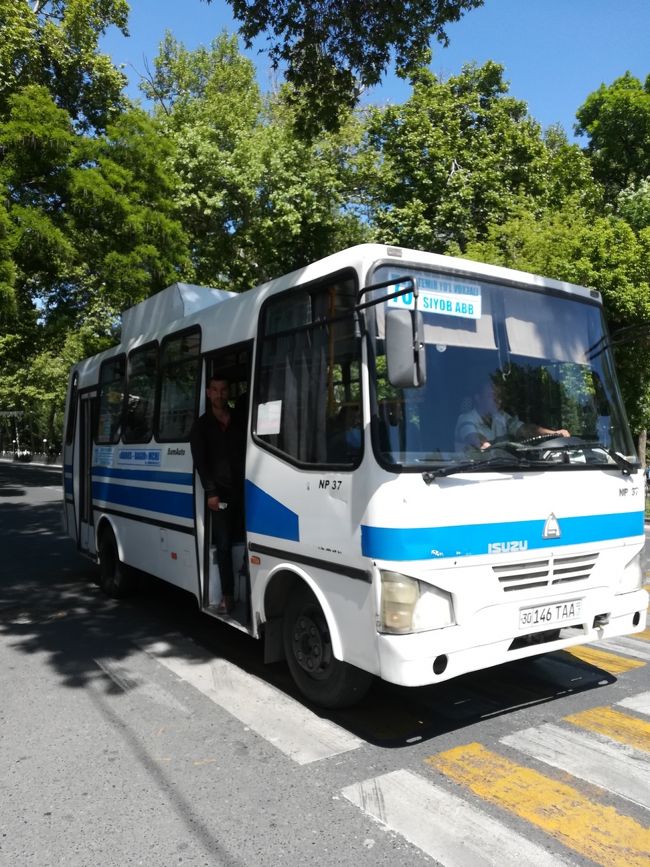 いつかサマルカンドナンを食べたい、<br />サマルカンドブルーの遺跡を見てみたい、<br />と思っていましたが、自分の年齢を考え、<br />行けるうちに行こうと思い、<br />ファイブスタークラブの送迎付きで行くことにしました。<br />サマルカンド２連泊！７日間でゆったりめぐるウズベキスタンという、<br />ツアー、大韓航空使用。<br />通常タシケントのホテルは、ウズベキスタンホテルらしいのですが、<br />ジムを使いたかったので、<br />シティパレスを指定、２泊分２４０００円はらいましたが、<br />１泊目は指定せず、<br />サマルカンドの２泊を指定すればよかったと思いました。<br /><br />送迎つきなので、客引きのタクシーを気にしなくていいのは、よかったですが、５日目列車で、２０時にタシケントについたときは、<br />送迎が来ませんでした。<br />タクシーでホテルに行き、チェックインしたあと、部屋に電話があり、<br />急用で３０分遅れていったとのこと、<br />それはないでしょ、怒りたい気持ちをおさえ、翌日のピックアップ<br />を決めて、電話をきりました。<br />最終日、空港でセキュリティを抜けたら、夫の靴がでてきません。<br />ここでも、すったもんだありました。<br /><br />でも、ウズベキスタンの人はとってもいい。<br />人たらしの国です、<br />毎日、だれかしらに話かけられました。<br />野菜も果物も味が濃い、<br />アメリカ文化がまだコーラくらいしかはいってきてない、<br />こんな世界があるんだって、思わされました。<br /><br />夫はもう行かないって言いましたが、<br />私は、また行ってもいいかなあ。<br /><br /><br /><br />１日目、成田→仁川→タシケント<br />２日目　タシケント→電車移動ブハラ　マリカホテル<br />３日目　ブハラ→電車移動サマルカンド、シティホテル<br />★４日目、バス、タクシー、観光、買い物、シティホテル<br />５日目、夕方電車移動→タシケント送迎来ずタクシーでシティパレスホテル<br />６日目、市バス、地下鉄、チョルスバザール、ナヴォイ劇場→空港帰国<br /><br /><br />この旅行記は、サマルカンドに前日入って、シティホテルに泊まり、<br />２日目、バス、タクシー、電気自動車で街歩きしたものです。<br />ホテルが、観光地から２キロほど離れていて、バスにのるのが<br />上手になりました。写真はいつも利用してた７３番バスです。<br />