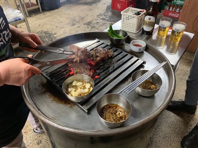 焼肉が食べたいね…私。<br />飛行機に乗りたいね…オット（夫）<br />韓国に行こう。いきなり思い立ち、予約。<br />テレビで見た焼肉屋さんを目指して。1泊2日、シニア旅。<br /><br />