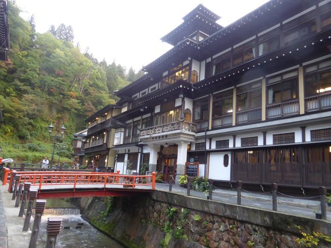 憧れの銀山温泉を満喫したのち、山形市を素通りして蔵王を散策しました。鳥兜山､ドッコ沼周辺は紅葉が始まっていました。あいにくお釜は霧で拝めませんでしたが、概ね天候に恵まれ楽しい姉妹旅行でした。妹と別れて白石蔵王駅から新幹線、羽田から空路帰路につきました。