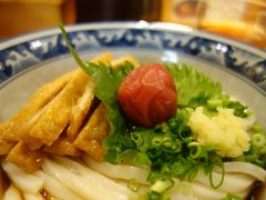 梅田でおいしいうどんをいただきました。デザートは菊壽堂の高麗餅です。