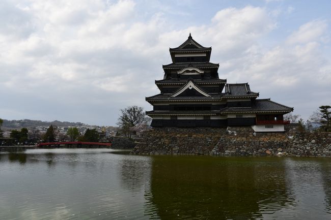 十年ぶりの松本、前回は三泊しながら見逃したお城に登ってきました。天守閣が国宝に指定されている五城のうち、今年二月の松江城に続いて二城目です。姫路城は播州人として地元、登城は当然ですから残るは二城。松本城は、最上層からの見晴らしが限られていました。