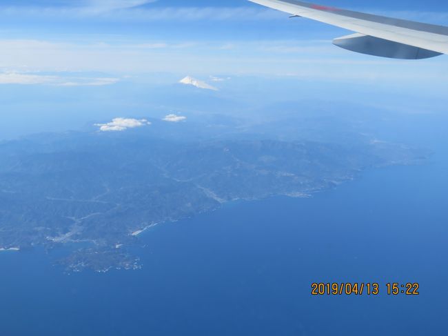 4月13日、福岡空港発ANA256便で東京・羽田空港へ向かう途中に福岡への往路便では見られなかった富士山が見られました。<br /><br /><br /><br />＊写真は伊豆半島南・下田港沖より見られた富士山