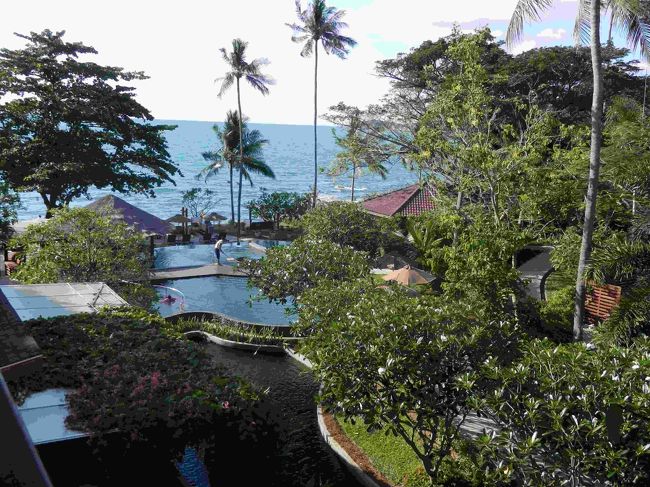 タイは何度か行っていますが、コサムイ、サムイ島には行ったことがありませんでした。サムイ島は何かと割高で（バンコクエアー高いし）、今まで休暇先の最終候補に入っていなかったのですが、今回は奮発しました！<br />3月6日からのビーチリゾート、宿泊ホテルはアウトリガー・コサムイ・ビーチ・リゾート Outrigger Koh Samui Beach Resort。コサムイのホテルを探しているときに、たまたまホテルロイヤリティプログラムDiscoveryのメールを見ました。<br />へえ、アウトリガーってハワイ、グアムだけじゃないんだ。（プーケットにもあります。）52室だって。こういう部屋数が少ないのは好みだわ。ふーん、全部の部屋（ヴィラ）にプライベートプールがついてるんだ。でも、安い！ここに決めた！<br />その直前までサムイ島の南にあるAVANI+ SAMUI RESORTにしようかなと考えていました。でも、値段と部屋の広さなどいろいろ考えたらアウトリガーのほうがずっとお得です。<br />9日間お世話になります。（この旅行記は3月6日から8日までです。）