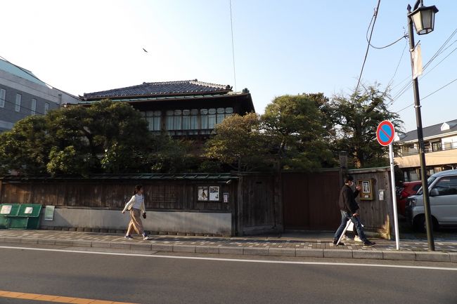 由比ガ浜通りにある2階建ての日本建築の古民家は、元々住宅として建築されたものであろう。ここ由比ガ浜通りの商家の間口よりも広い。入母屋屋根の母屋は古く、おそらくは関東大震災(大正12年(1923年))後に建てられたのであろう。この入母屋屋根には銅葺きの屋根が伸びている。裏手にも入母屋屋根の平屋が見える。<br /> 塀に囲まれ、門柱と戸は建っている。表門ではないのが、復興時の建築であるからであろうか?<br />(表紙写真は由比ガ浜通りにある古民家)<br /><br /> 「古民家スタジオ・イシワタリ」(https://ishiwatari.jimdo.com/)である。これは道路の家がある側に行けば表札か看板を確認できるようだ。昭和2年(1927年)築の建物で、前身は、田嶋材木店だという。<br /><br />