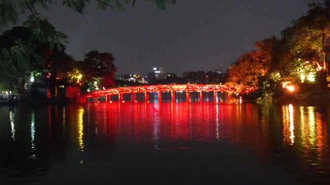 ベトナムは今回3回目ですが、最初はホーチミン、次はフェ・ホイアンなど中部・今回お初のハノイと、フ-コック島でした。<br /><br />フーコック同行関東組みは、それぞれ、ハノイには行った事が有るようで、今回は私一人のハノイと成りました。<br /><br />本当はハノイと言うか、その近くに住んでいた実家がある、教え子が居るのですが、その子は名古屋で無事就職してしまい、今回は一人のハノイと成りました。<br /><br />12年前今の結婚前に、関東在住時に友人と行ったホーチミンにも、最初は超驚いたバイク集団でしたが、12年経っても、首都であるハノイも、物凄いバイクの行きかう都会でした。<br /><br />今回の主目的は、勿論フーコックでしたが、同じベトナムと思い込み、ハノイで、ハロン湾だけは見たく、皆様と解散して、私一人ハノイに向かいました。<br />ハロン湾は、日帰りで無く、1泊クルーズにひとりで参加し、別旅行記に書きました。<br />ttps://4travel.jp/travelogue/11479570<br /><br />今回は、ハノイに行かれた方が、ほぼ見るかも?!の記録ですが、思い出すのも良し、これから行こうとなさるのも良し、ハノイに思いをはせている方々に、少しでも、気持ちが伝わると、光栄です。<br /><br />まだ見ていないハノイや、その周辺の素晴らしい自然なども有るようですので、次回の課題にしたく思います☆<br /><br />ハノイ一人歩き、珍道中、笑ってご覧頂けると幸いです。<br /><br />~~いつもありがとうございます♪~~