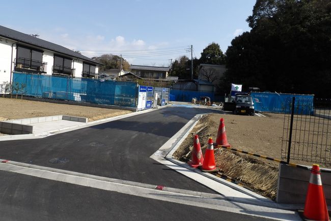 　昨年までは土蔵のあったお宅が、この春にはすっかり姿もなく、分譲地になっていた。昨年の8月頃に家が解体されたのだという。ここ横浜市戸塚区上倉田町にはこれまでは2棟の土蔵が残っていたのだが、これでたった1棟になってしまった。下倉田町や栄区長沼町のように全く土蔵を見掛けない町もあるが、ここ上倉田町もそういう意味では風前のともしびなのかも知れない。<br />（表紙写真は分譲地になった土蔵のあったお宅）