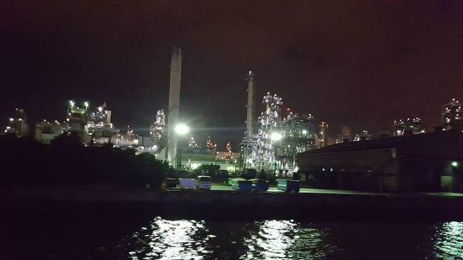 今回は横浜の京浜工業地帯をクルージング。<br />夜の工場風景を船から楽しみます。<br />羽田空港に夜間着陸するときに見えるあのキラキラした灯り。<br />何故だか、心惹かれるあのきらめき。<br />虫たちは夜の灯りに誘われて寄ってくるけれど、人間たちも実は夜の灯りが好きなんだ。<br />赤ちょうちんもすきだけど。こちらの灯りもなんだか好き。<br />船酔いしやすいので酔い止め飲んで挑戦です。