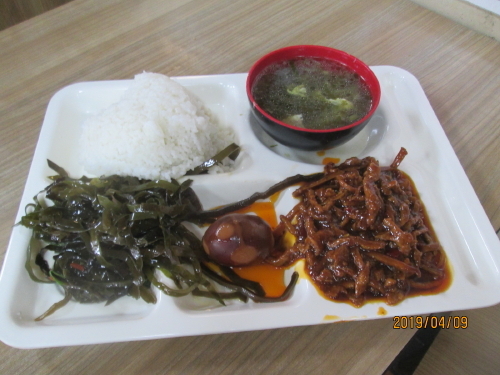 老舗の地元食堂、チェーン店で観光地にもあります。安くて美味い店の１つです。上海名物の生煎（焼き小龍宝）があります。入り口のレジで食券を購入し、ご飯物、麺類それぞれの窓口に食券を出すと素早く調理して料理が出て来ます。注文はメニューを写真に撮って見せると通じますので言葉が出来なくても大丈夫。私はご飯物を頼みました。一人旅ですので定食は助かります。魚香肉糸蛋飯、15元、ご飯、スープ、主菜（魚香肉糸）、茹で卵、わかめ、が付いています。ご飯は大盛でしたが若い客は丼を調理場に出しておかわりをもらっていました。無料です。店内を見渡すと冷菜、も準備されていますし、表にはテイクアウトようの食材も多く扱っていました。季節の草餅もあって地元の住民の台所に成っています。<br /><br />